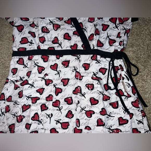 Koi Red Heart Women’s Fitted Scrub Top size XS - Picture 4 of 5